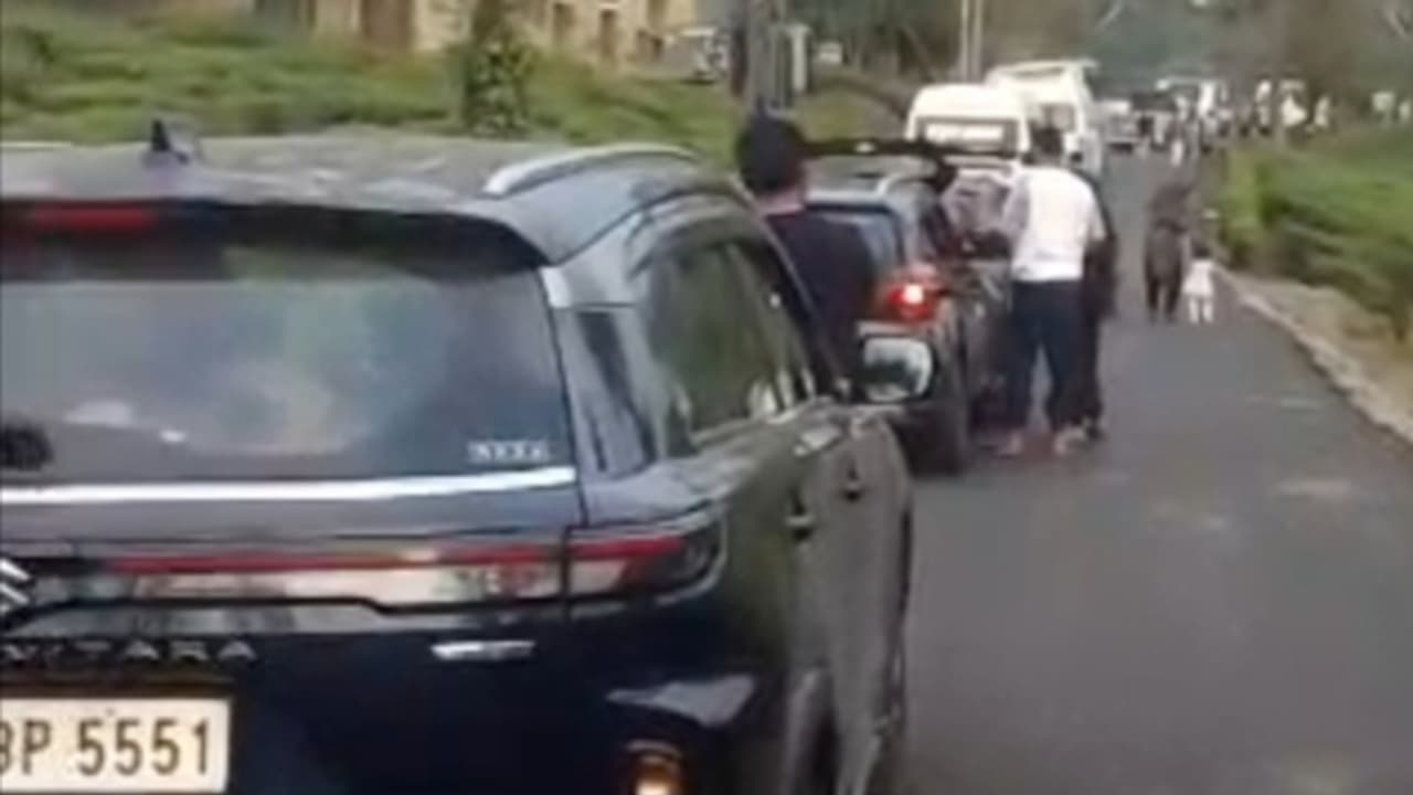 മുന്നറിയിപ്പ് അവഗണിച്ച് മലക്കപ്പാറ മേഖലയിൽ എത്തിയത് നിരവധി വാഹനങ്ങൾ; വന്‍ഗതാഗത കുരുക്ക്