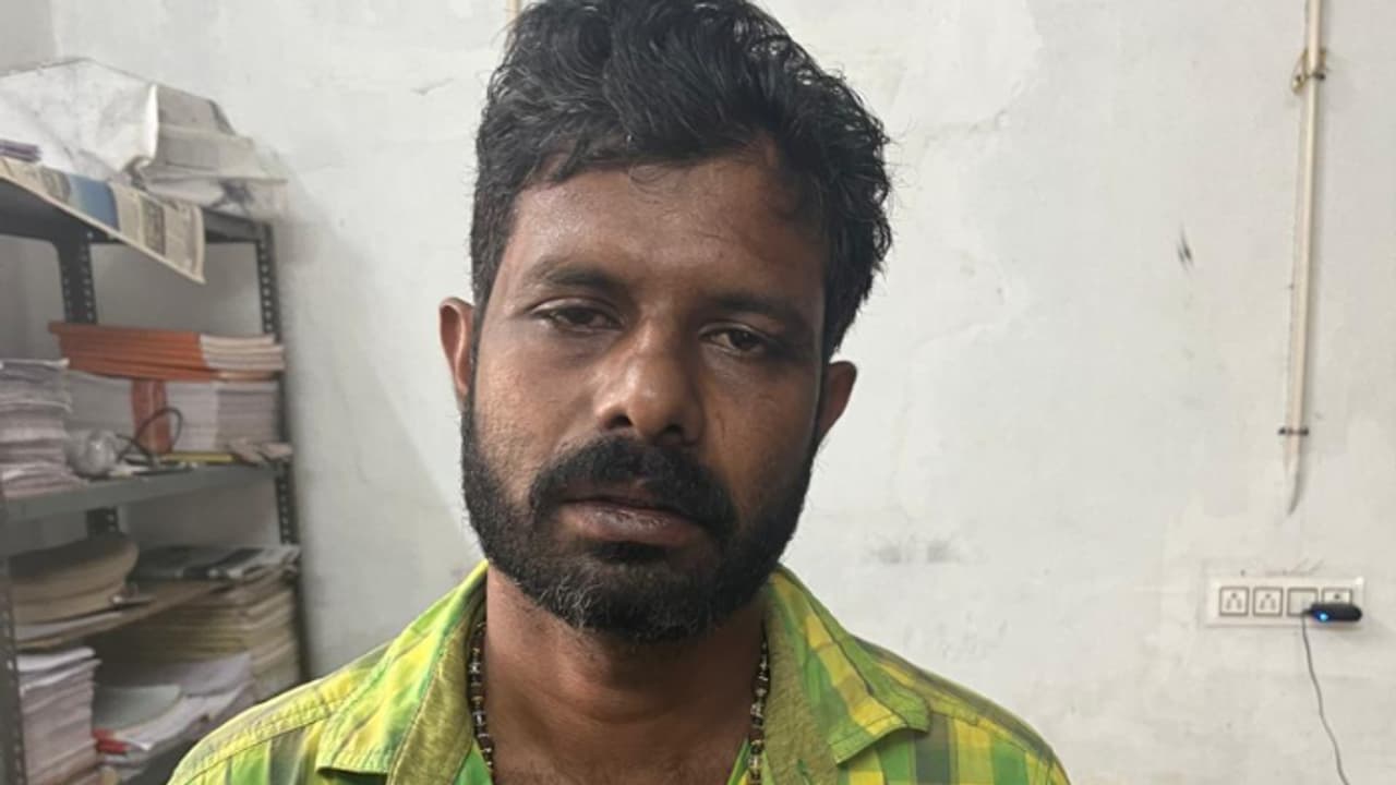 ഹരിതകർമ്മ സേനാംഗത്തിന്റെ മോഷണം പോയ സ്കൂട്ടർ കിട്ടി, അകത്ത് മറ്റാരുടെയോ ചികിത്സാ രേഖകൾ, തുമ്പായി, കള്ളൻ പിടിയിൽ ഹരിതകർമ്മ സേനാംഗത്തിന്റെ മോഷണം പോയ സ്കൂട്ടർ കിട്ടി, അകത്ത് മറ്റാരുടെയോ ചികിത്സാ രേഖകൾ, തുമ്പായി, കള്ളൻ പിടിയിൽ