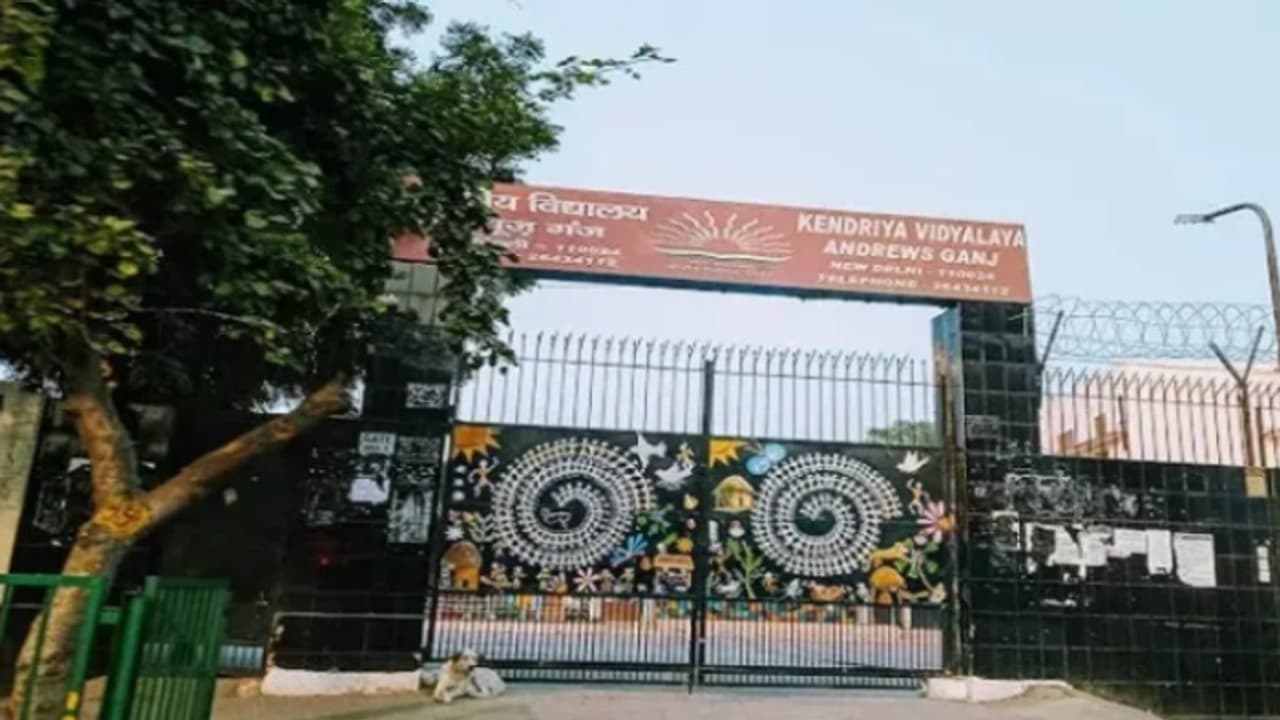 കെ.വിയിൽ മക്കളുടെ ഒന്നാം ക്ലാസ് അഡ്മിഷന് രക്ഷിതാക്കൾ വ്യാജ രേഖകൾ നൽകിയെന്ന് പ്രിൻസിപ്പൽ; പൊലീസിൽ പരാതി