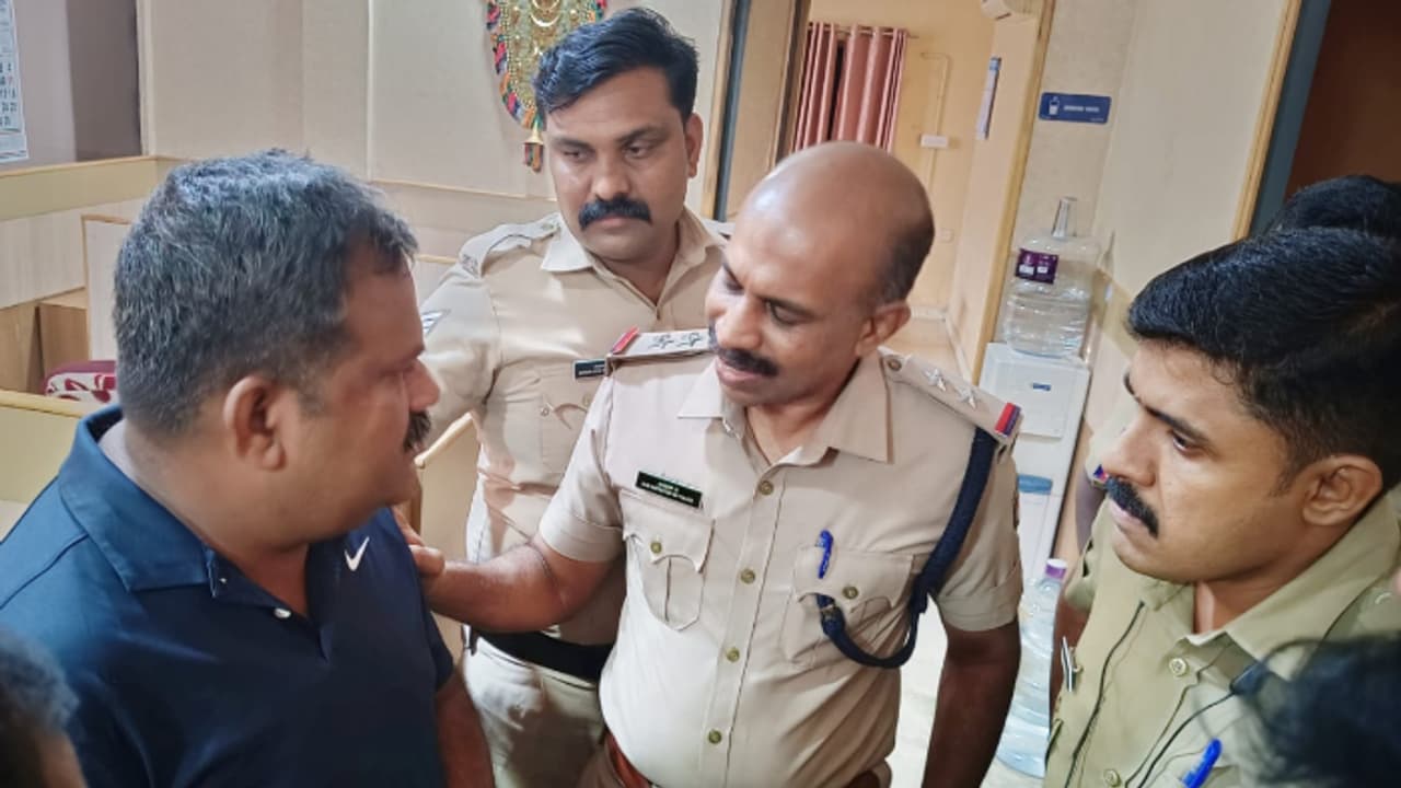  4.75 ലക്ഷം, ചികിത്സയ്ക്കുള്ള പണമാണ്, കിട്ടാതെ മടങ്ങില്ലെന്ന് നിക്ഷേപകൻ തൊടുപുഴയിൽ ബാങ്കിനുള്ളിൽ പ്രതിഷേധം