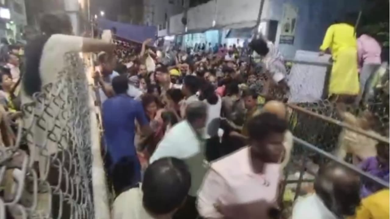 തിരുപ്പതി ദുരന്തം; അസ്വസ്ഥത അനുഭവപ്പെട്ട സ്ത്രീയെ പുറത്തിറക്കാൻ ശ്രമിച്ചപ്പോൾ ആളുകൾ ഇടിച്ചുകയറിയെന്ന് പൊലീസ് തിരുപ്പതി ദുരന്തം; അസ്വസ്ഥത അനുഭവപ്പെട്ട സ്ത്രീയെ പുറത്തിറക്കാൻ ശ്രമിച്ചപ്പോൾ ആളുകൾ ഇടിച്ചുകയറിയെന്ന് പൊലീസ്