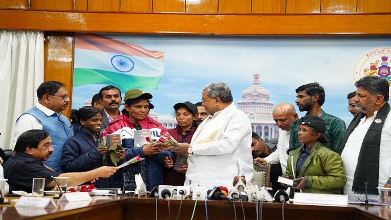 ಶರಣಾದ ನಕ್ಸಲರ ಕುಟುಂಬಗಳಲ್ಲೀಗ ಸಂತಸ: ಕುಟುಂಬಸ್ಥರಲ್ಲಿ ಚಿಗುರೊಡೆದ ಹೊಸ ಕನಸು! ಶರಣಾದ ನಕ್ಸಲರ ಕುಟುಂಬಗಳಲ್ಲೀಗ ಸಂತಸ: ಕುಟುಂಬಸ್ಥರಲ್ಲಿ ಚಿಗುರೊಡೆದ ಹೊಸ ಕನಸು!