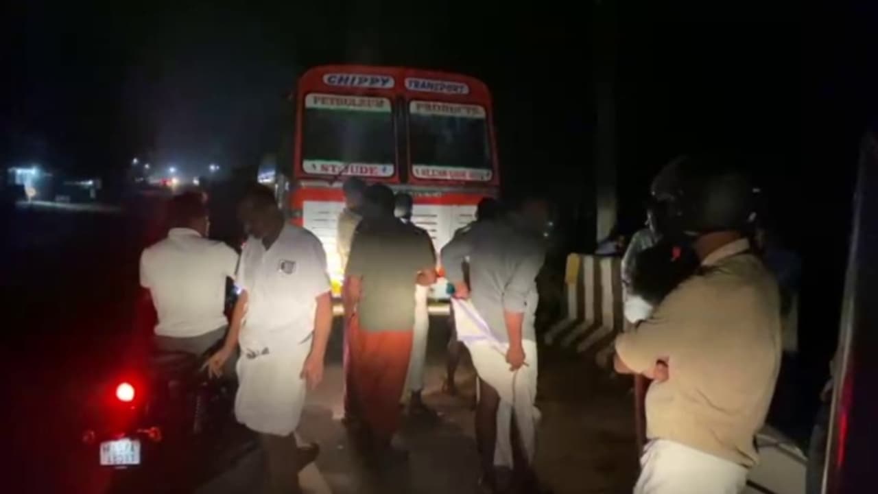 സംശയകരമായി ടാങ്കർ കണ്ട് നാട്ടുകാർ കൂടിയപ്പോൾ 2 പേർ ഇറങ്ങിയോടി; അസഹ്യമായ ദുർഗന്ധം, മാലിന്യ ലോറി പിടിച്ചെടുത്തു സംശയകരമായി ടാങ്കർ കണ്ട് നാട്ടുകാർ കൂടിയപ്പോൾ 2 പേർ ഇറങ്ങിയോടി; അസഹ്യമായ ദുർഗന്ധം, മാലിന്യ ലോറി പിടിച്ചെടുത്തു