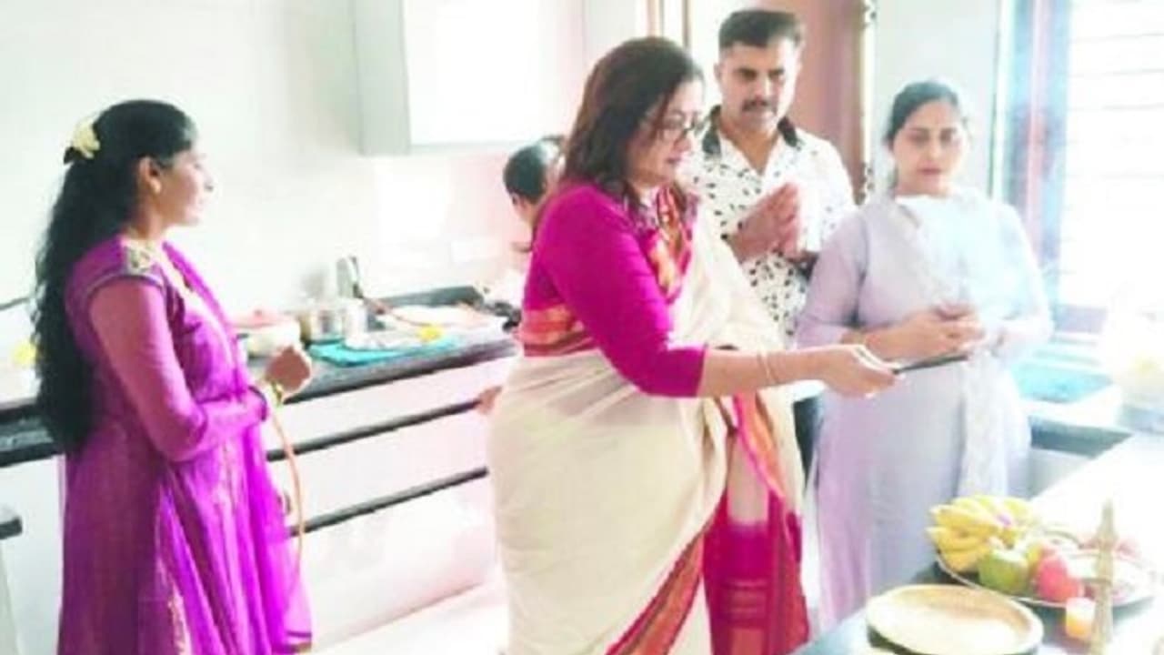 ಮಂಡ್ಯದಲ್ಲಿ ಹೊಸ ಮನೆ ಪೂಜೆ ನೆರವೇರಿಸಿದ ಮಾಜಿ ಸಂಸದೆ: ಕುತೂಹಲಕ್ಕೆ ಕಾರಣವಾದ ಸುಮಲತಾ ನಡೆ!