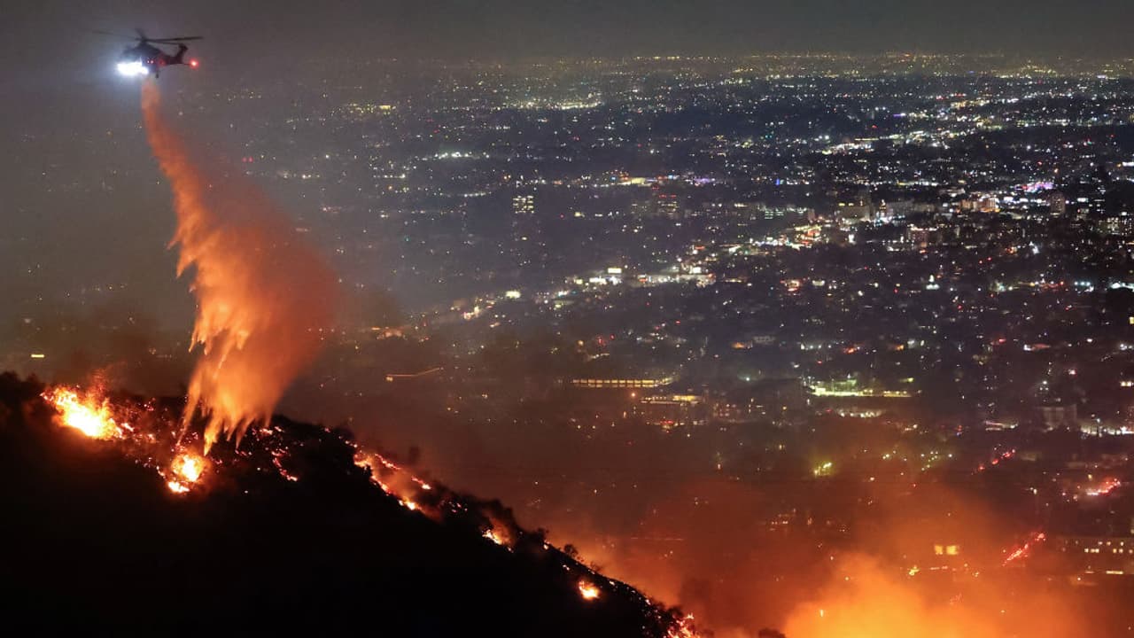 New fire erupts in Hollywood Hills amidst Los Angeles wildfire crisis; celebrity homes destroyed (WATCH)