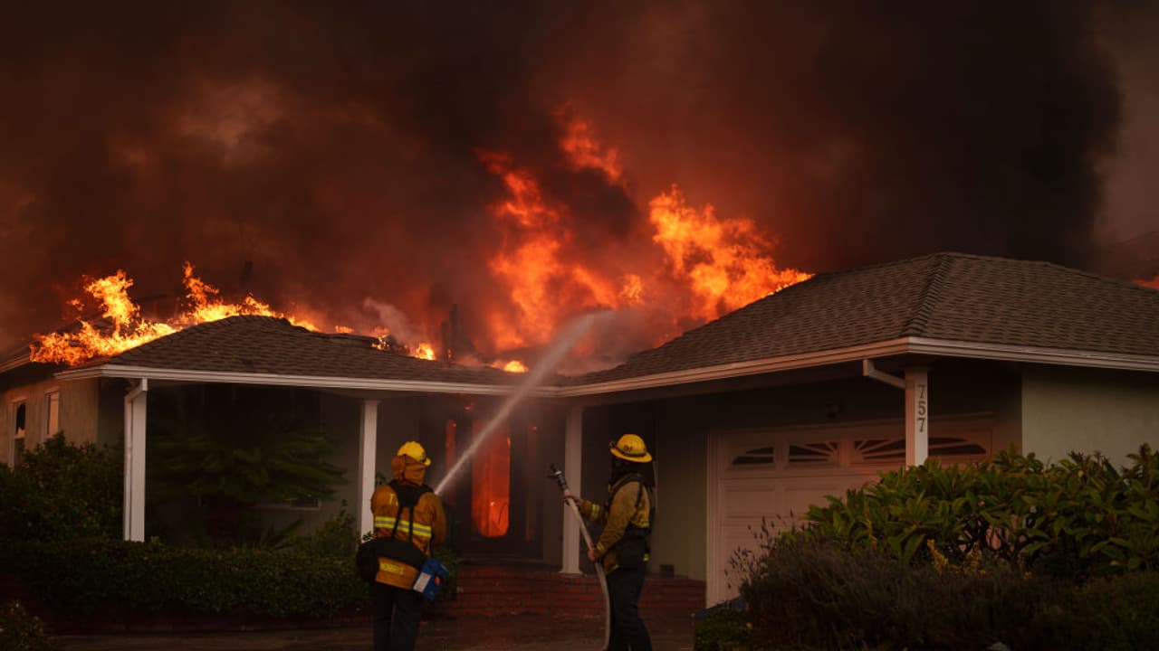 അമേരിക്കയെ മുൾമുനയിലാക്കി ലോസ് ആഞ്ചൽസിൽ കാട്ടുതീ; 5 മരണം, 1.5 ലക്ഷം പേരെ ഒഴിപ്പിച്ചു, കെട്ടിടങ്ങൾ കത്തിയമർന്നു