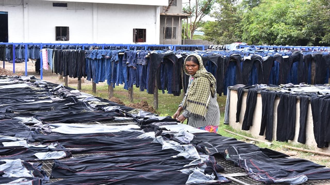 ಬಾಂಗ್ಲಾ ರಾಜಕೀಯ ಅರಾಜಕತೆ: ಬಳ್ಳಾರಿ ಜೀನ್ಸ್‌ಗೆ ಬಂತು ಭಾರೀ ಬೇಡಿಕೆ!