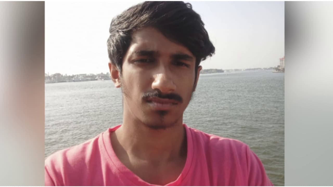 കോളേജിലേക്ക് പോകും വഴി സ്കൂട്ടർ തെന്നി റോഡിലേക്ക് വീണു;കെഎസ്ആർടിസി ദേഹത്തിലൂടെ കയറി വിദ്യാർഥിക്ക് ദാരുണാന്ത്യം കോളേജിലേക്ക് പോകും വഴി സ്കൂട്ടർ തെന്നി റോഡിലേക്ക് വീണു;കെഎസ്ആർടിസി ദേഹത്തിലൂടെ കയറി വിദ്യാർഥിക്ക് ദാരുണാന്ത്യം