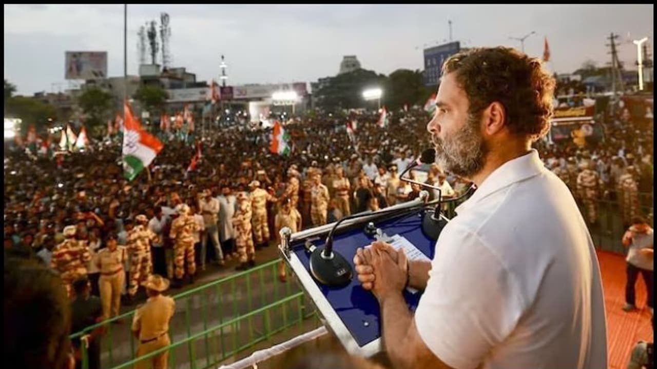 അസമത്വത്തിന് എതിരായ പോരാട്ടം; വെള്ള ടീ ഷർട്ട് ധരിച്ച് പ്രചാരണത്തിൽ പങ്കുചേരണമെന്ന് രാഹുൽ ഗാന്ധി അസമത്വത്തിന് എതിരായ പോരാട്ടം; വെള്ള ടീ ഷർട്ട് ധരിച്ച് പ്രചാരണത്തിൽ പങ്കുചേരണമെന്ന് രാഹുൽ ഗാന്ധി