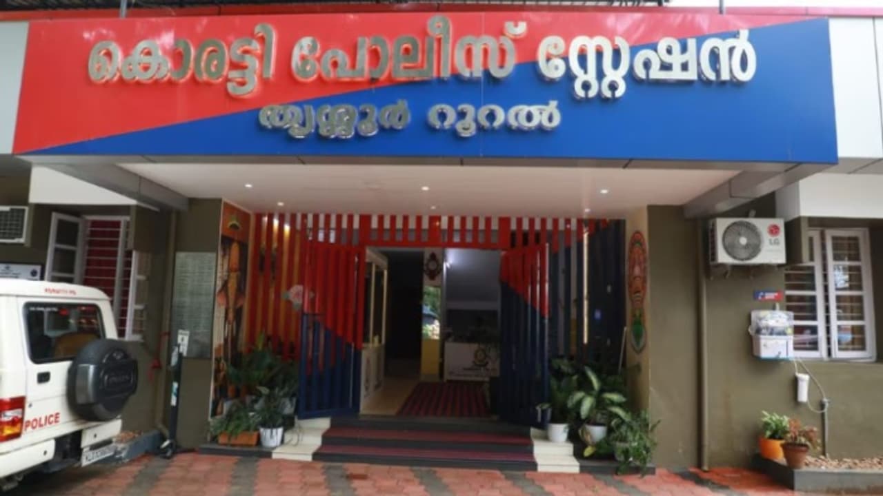 സ്ക്രാപ്പ് കടയിൽ നിന്ന് വാങ്ങിയ എഞ്ചിനുമായി ലോറി, പ്ലാറ്റ്ഫോമിൽ 210 കിലോ കഞ്ചാവ്; കേസിൽ ശിക്ഷ വിധിച്ചു സ്ക്രാപ്പ് കടയിൽ നിന്ന് വാങ്ങിയ എഞ്ചിനുമായി ലോറി, പ്ലാറ്റ്ഫോമിൽ 210 കിലോ കഞ്ചാവ്; കേസിൽ ശിക്ഷ വിധിച്ചു