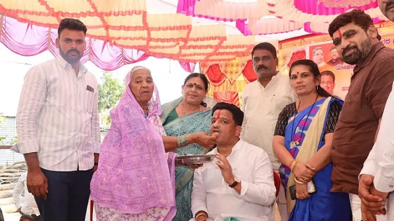 ವಿಜಯಪುರ: ಗ್ಯಾರಂಟಿ ಹಣದಲ್ಲಿ ಊರಿಗೆ ಭರ್ಜರಿ ಭೋಜನ