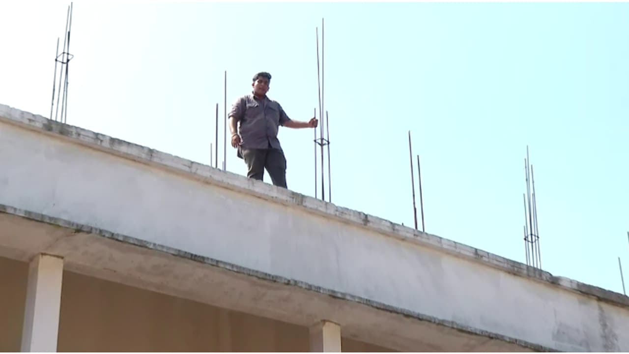 മൗണ്ട് സിയോൺ ലോ കോളേജിൽ കെട്ടിടത്തിനു മുകളിൽ കയറി ആത്മഹത്യ ഭീഷണി മുഴക്കി വിദ്യാർത്ഥി; അനുനയ ശ്രമം തുടരുന്നു മൗണ്ട് സിയോൺ ലോ കോളേജിൽ കെട്ടിടത്തിനു മുകളിൽ കയറി ആത്മഹത്യ ഭീഷണി മുഴക്കി വിദ്യാർത്ഥി; അനുനയ ശ്രമം തുടരുന്നു