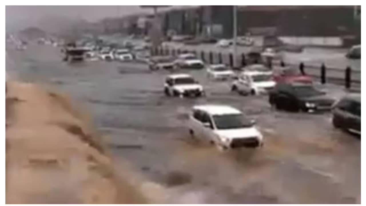 സൗദിയിൽ കനത്ത മഴയും വെള്ളപ്പൊക്കവും; കാർ ഒഴുക്കിൽപ്പെട്ട് നാല് സുഹൃത്തുക്കൾ മരിച്ചു 