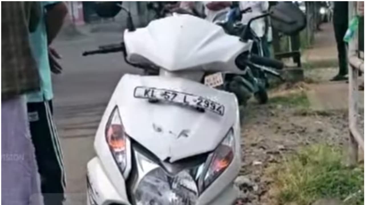 പുലര്ച്ചെ യോഗ ക്ലാസിന് പോകുന്നതിനിടെ സ്കൂട്ടറിൽ പിക്കപ്പ് ലോറിയിടിച്ചു; നഴ്സായ യുവതിക്ക് പരിക്ക് പുലര്ച്ചെ യോഗ ക്ലാസിന് പോകുന്നതിനിടെ സ്കൂട്ടറിൽ പിക്കപ്പ് ലോറിയിടിച്ചു; നഴ്സായ യുവതിക്ക് പരിക്ക്
