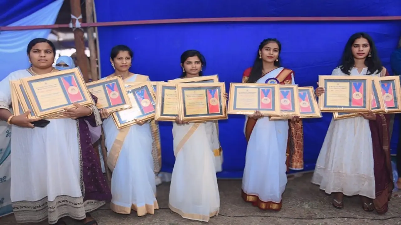 ಅಕ್ಕಮಹಾದೇವಿ ಮಹಿಳಾ ವಿವಿ ಘಟಿಕೋತ್ಸವ: ಕುರಿಗಾಹಿ, ಆಟೋ ಡ್ರೈವರ್ ಮಕ್ಕಳಿಗೆ ಮೂರ್ಮೂರು ಚಿನ್ನ! ಅಕ್ಕಮಹಾದೇವಿ ಮಹಿಳಾ ವಿವಿ ಘಟಿಕೋತ್ಸವ: ಕುರಿಗಾಹಿ, ಆಟೋ ಡ್ರೈವರ್ ಮಕ್ಕಳಿಗೆ ಮೂರ್ಮೂರು ಚಿನ್ನ!