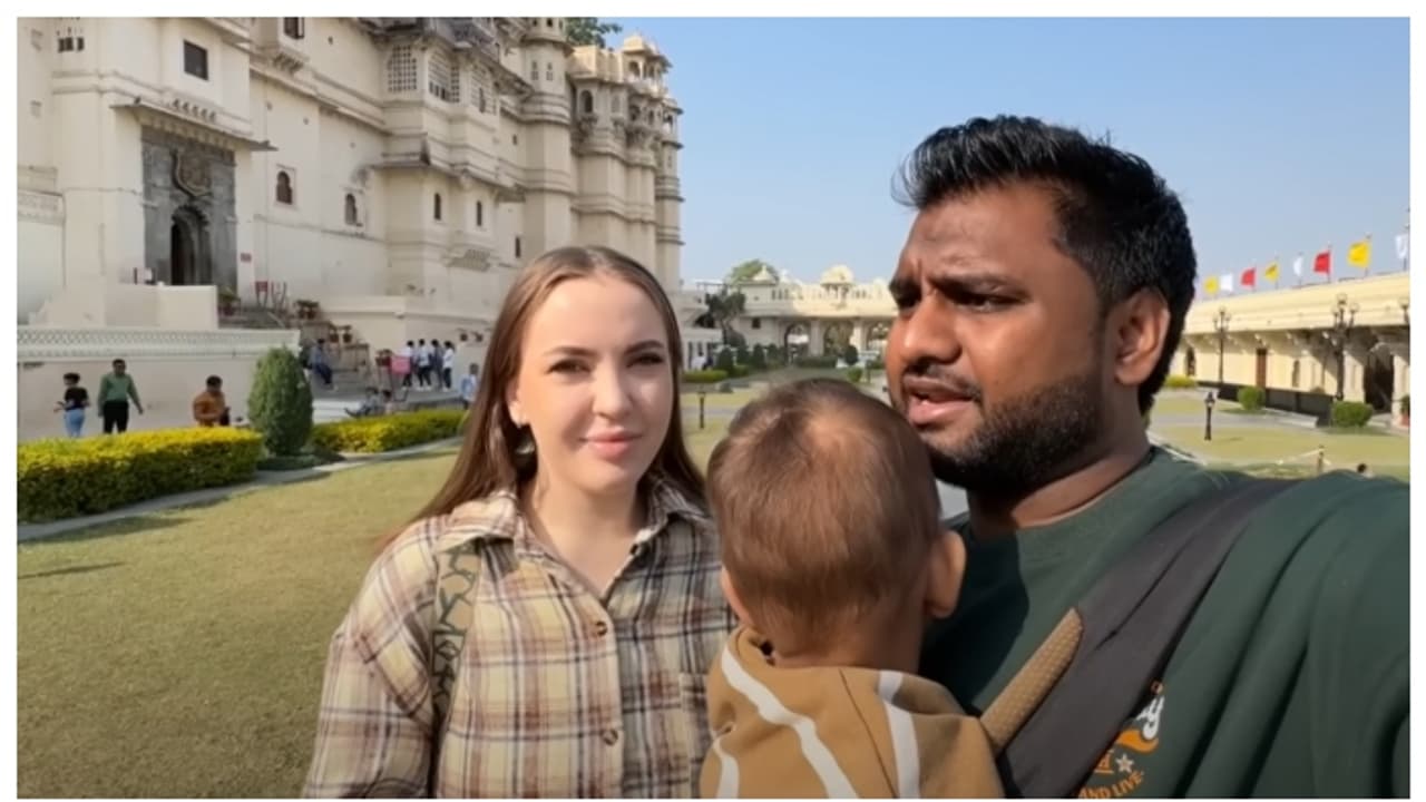 'റഷ്യക്കാരിയായ ഭാര്യയുമായി നാട്ടില് നടക്കാന് വയ്യെന്ന്' ഇന്ത്യന് യുവാവ്, വീഡിയോ വൈറൽ 'റഷ്യക്കാരിയായ ഭാര്യയുമായി നാട്ടില് നടക്കാന് വയ്യെന്ന്' ഇന്ത്യന് യുവാവ്, വീഡിയോ വൈറൽ