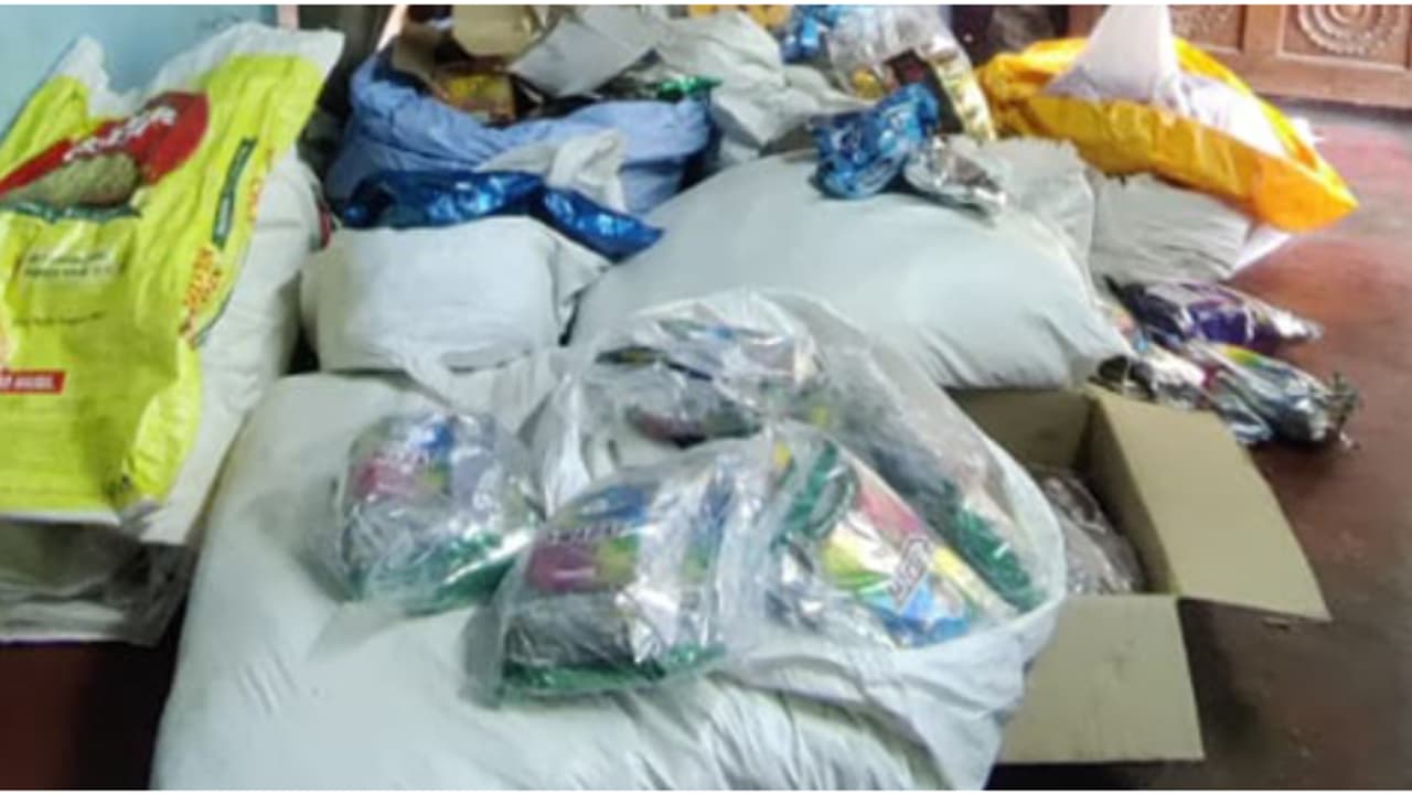 വാടക വീട്ടിൽ പരിശോധന; പാലക്കാട് 300 കിലോഗ്രാമോളം നിരോധിത പുകയില ഉൽപ്പന്നങ്ങൾ പിടിച്ചെടുത്തു വാടക വീട്ടിൽ പരിശോധന; പാലക്കാട് 300 കിലോഗ്രാമോളം നിരോധിത പുകയില ഉൽപ്പന്നങ്ങൾ പിടിച്ചെടുത്തു