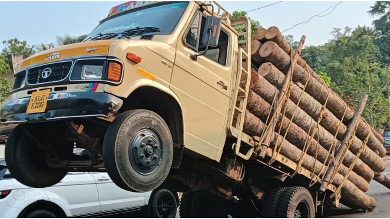 ഭീതി പരത്തി നടുറോഡിൽ ലോറിയുടെ 'അഭ്യാസം'; മുൻവശം ഉയർന്നു പൊന്തി, കൂറ്റനാട് വൻദുരന്തം ഒഴിവായത് തലനാരിഴയ്ക്ക് ഭീതി പരത്തി നടുറോഡിൽ ലോറിയുടെ 'അഭ്യാസം'; മുൻവശം ഉയർന്നു പൊന്തി, കൂറ്റനാട് വൻദുരന്തം ഒഴിവായത് തലനാരിഴയ്ക്ക്