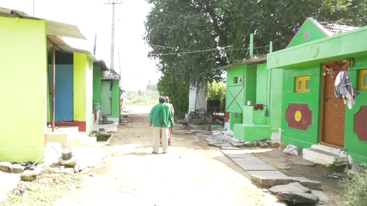 ಮೈಕ್ರೋ ಫೈನಾನ್ಸ್ ಕಂಪನಿಗಳ ಟಾರ್ಚರ್: ಸಾಲ ತೀರಿಸಲಾಗದೆ ಗ್ರಾಮ ತೊರೆದ 100ಕ್ಕೂ ಹೆಚ್ಚು ಕುಟುಂಬಗಳು ಮೈಕ್ರೋ ಫೈನಾನ್ಸ್ ಕಂಪನಿಗಳ ಟಾರ್ಚರ್: ಸಾಲ ತೀರಿಸಲಾಗದೆ ಗ್ರಾಮ ತೊರೆದ 100ಕ್ಕೂ ಹೆಚ್ಚು ಕುಟುಂಬಗಳು