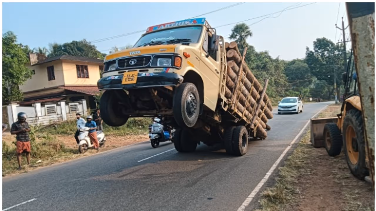 ഓടിക്കൊണ്ടിരിക്കെ നടുറോഡിൽ മുൻവശം ഉയർന്ന് എയറിലായി തടിലോറി, ഒടുവിൽ രക്ഷകരായി എത്തിയത് 2 മണ്ണുമാന്തി യന്ത്രങ്ങൾ ഓടിക്കൊണ്ടിരിക്കെ നടുറോഡിൽ മുൻവശം ഉയർന്ന് എയറിലായി തടിലോറി, ഒടുവിൽ രക്ഷകരായി എത്തിയത് 2 മണ്ണുമാന്തി യന്ത്രങ്ങൾ