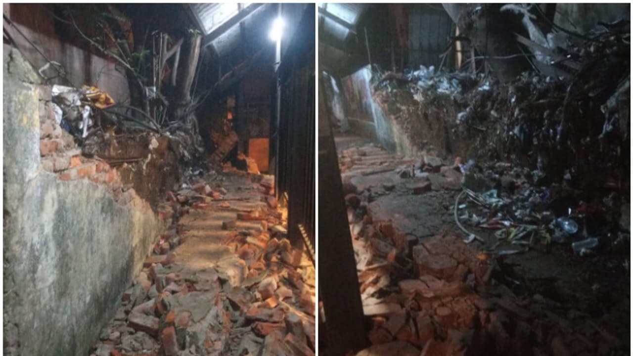 റെയിൽവേയുടെ മതിൽ കെഎസ്ആർടിസി ബസ് സ്റ്റേഷനിലേക്ക് ഇടിഞ്ഞു വീണു; ജീവനക്കാർ ഇറങ്ങിയോടിയതിനാൽ ഒഴിവായത് വൻദുരന്തം റെയിൽവേയുടെ മതിൽ കെഎസ്ആർടിസി ബസ് സ്റ്റേഷനിലേക്ക് ഇടിഞ്ഞു വീണു; ജീവനക്കാർ ഇറങ്ങിയോടിയതിനാൽ ഒഴിവായത് വൻദുരന്തം