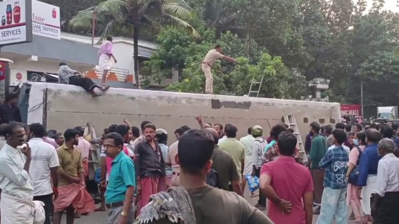 കൊല്ലത്ത് കെഎസ്ആര്ടിസി ബസ് മറിഞ്ഞ് അപകടം; ബസിൻ്റെ ആക്സിൽ ഒടിഞ്ഞതെന്ന് പ്രാഥമിക നിഗമനം കൊല്ലത്ത് കെഎസ്ആര്ടിസി ബസ് മറിഞ്ഞ് അപകടം; ബസിൻ്റെ ആക്സിൽ ഒടിഞ്ഞതെന്ന് പ്രാഥമിക നിഗമനം