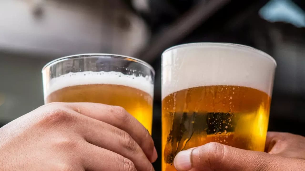 ಬೆಲೆ ಏರಿಕೆ ಬೆನ್ನಲ್ಲೇ ಮದ್ಯಪ್ರಿಯರಿಗೆ ಮತ್ತೊಂದು ಶಾಕ್,ಬೆಂಗಳೂರಿನಲ್ಲಿ ಬಿಯರ್ ಕೊರತೆ ಬೆಲೆ ಏರಿಕೆ ಬೆನ್ನಲ್ಲೇ ಮದ್ಯಪ್ರಿಯರಿಗೆ ಮತ್ತೊಂದು ಶಾಕ್,ಬೆಂಗಳೂರಿನಲ್ಲಿ ಬಿಯರ್ ಕೊರತೆ