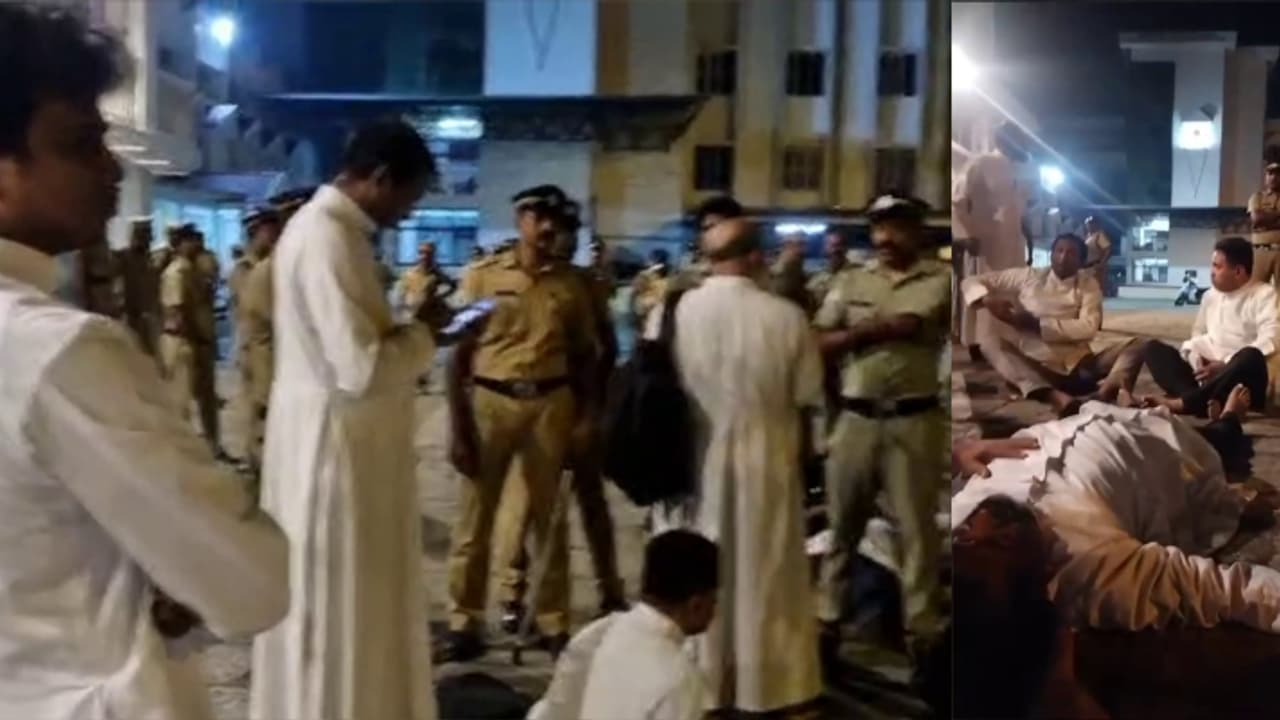 'ഗേറ്റ് തകർത്ത് വലിച്ചിഴച്ചു', എറണാകുളം അങ്കമാലി അതിരൂപത ആസ്ഥാനത്ത് വൈദികരും പൊലീസുകാരും തമ്മിൽ സംഘർഷം 'ഗേറ്റ് തകർത്ത് വലിച്ചിഴച്ചു', എറണാകുളം അങ്കമാലി അതിരൂപത ആസ്ഥാനത്ത് വൈദികരും പൊലീസുകാരും തമ്മിൽ സംഘർഷം