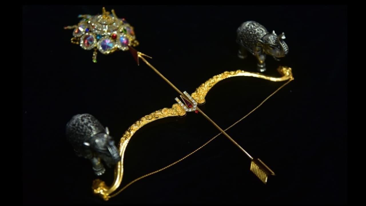 അയ്യന് കാണിക്കയായി സ്വർണ അമ്പും വില്ലും വെള്ളി ആനകളും; മകന്റെ മെഡിക്കൽ അഡ്മിഷനു വേണ്ടി നേർന്നതെന്ന് വ്യവസായി