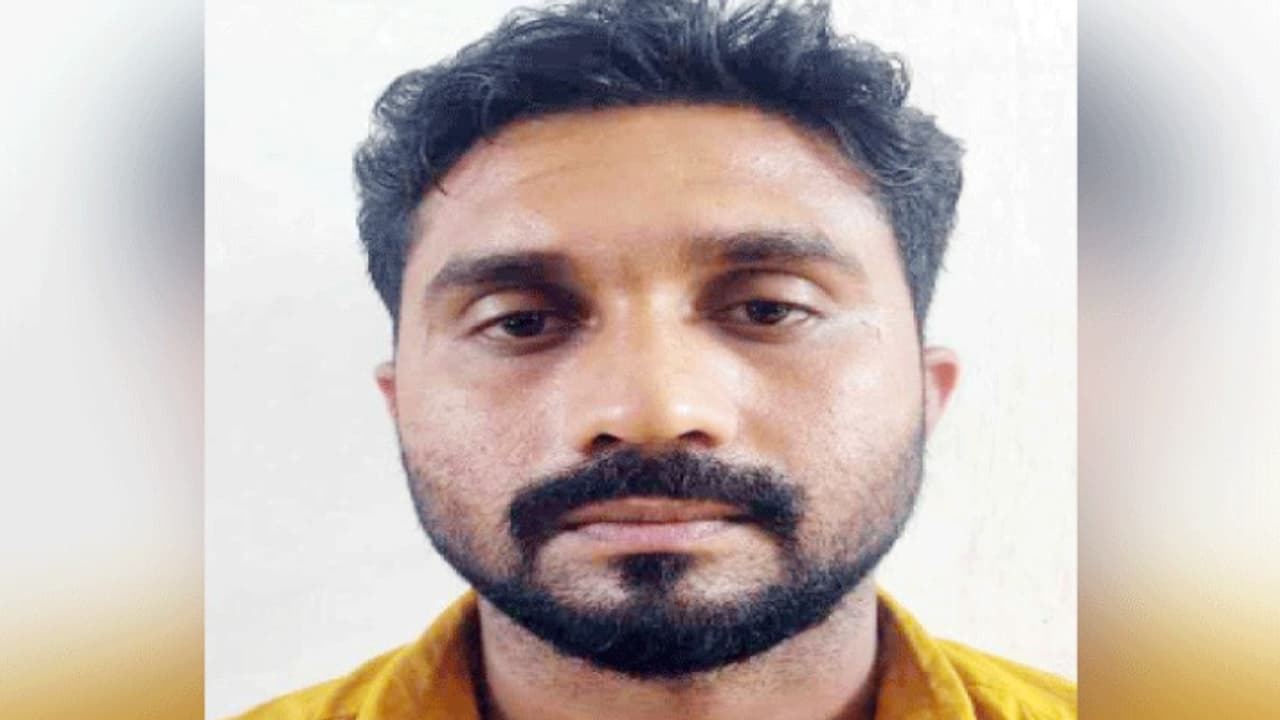 പിന്നിൽ പൊലീസെന്ന് വിവരം, എംഡിഎംഎ ഉപേക്ഷിച്ച് മുങ്ങിയ യുവാവിനെ വലയിലാക്കി വണ്ടൂർ പൊലീസ് 