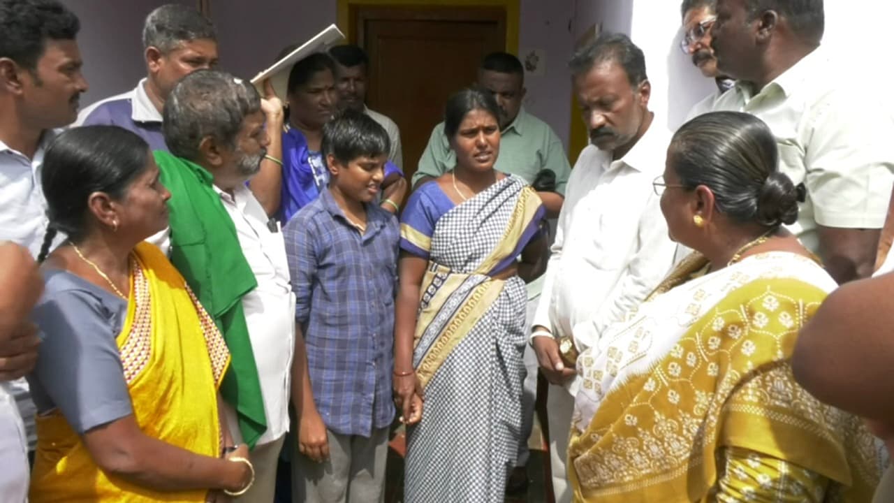 ಮೈಕ್ರೋಫೈನಾನ್ಸ್ ಕಂಪನಿಗಳ ಕಿರುಕುಳ: ಗ್ರಾಮ ತೊರೆಯಬಾರದು ಎಂದು ಕುಟುಂಬಗಳಿಗೆ ಧೈರ್ಯ ತುಂಬಿದ ಅಧಿಕಾರಿಗಳು! ಮೈಕ್ರೋಫೈನಾನ್ಸ್ ಕಂಪನಿಗಳ ಕಿರುಕುಳ: ಗ್ರಾಮ ತೊರೆಯಬಾರದು ಎಂದು ಕುಟುಂಬಗಳಿಗೆ ಧೈರ್ಯ ತುಂಬಿದ ಅಧಿಕಾರಿಗಳು!