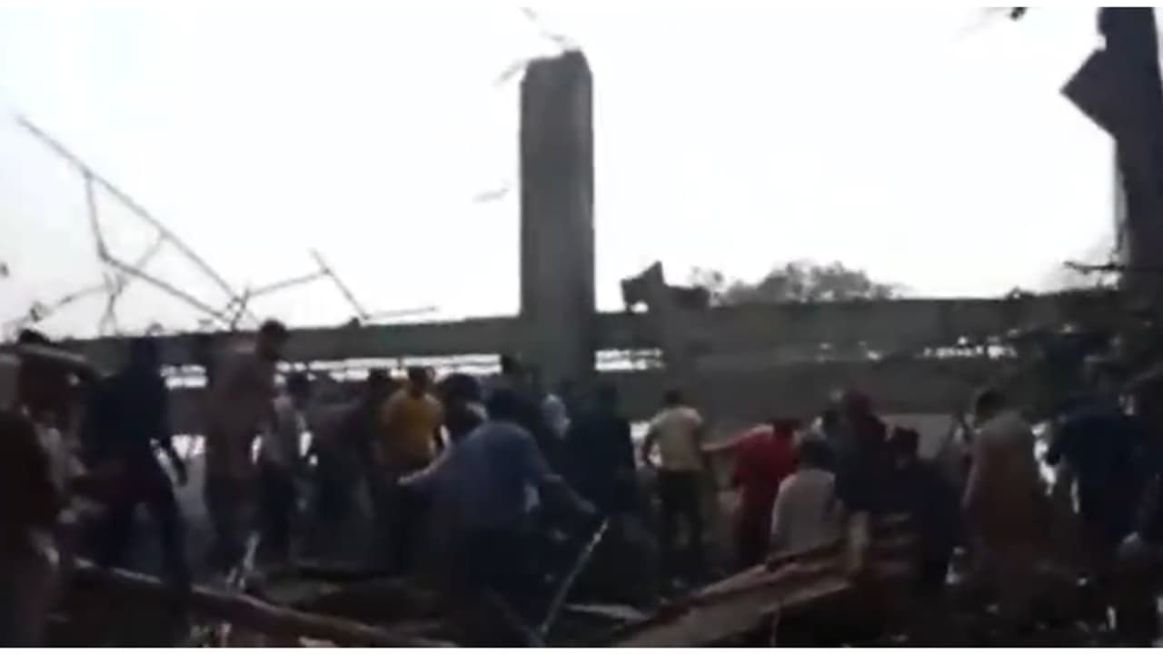 റെയിൽവേ സ്റ്റേഷനിൽ പണി നടക്കുന്ന കെട്ടിടത്തിന്റെ സീലിം​ഗ് തകർന്നുവീണു; നിരവധി പേർക്ക് പരിക്ക്, സംഭവം യുപിയിൽ