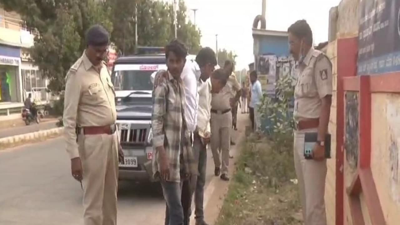 ಹಳೆಯ ವೈಷಮ್ಯ, 3 ಸಾವಿರ ರೂಪಾಯಿಗಾಗಿ ಹಲ್ಲೆ?: ಪ್ರಾಣ ರಕ್ಷಣೆಗೆ ಕತ್ತು ಕೊಯ್ದ ಯುವಕ! ಹಳೆಯ ವೈಷಮ್ಯ, 3 ಸಾವಿರ ರೂಪಾಯಿಗಾಗಿ ಹಲ್ಲೆ?: ಪ್ರಾಣ ರಕ್ಷಣೆಗೆ ಕತ್ತು ಕೊಯ್ದ ಯುವಕ!