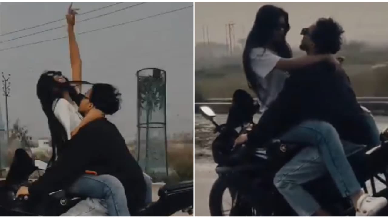 ഫ്യൂവൽ ടാങ്കിൽ പങ്കാളി, എല്ലാം മറന്ന് പ്രണയം ആസ്വദിച്ച് ബൈക്കോടിച്ച് യുവാവ്; ഇരുവരെയും തപ്പിയിറങ്ങി പൊലീസ് ഫ്യൂവൽ ടാങ്കിൽ പങ്കാളി, എല്ലാം മറന്ന് പ്രണയം ആസ്വദിച്ച് ബൈക്കോടിച്ച് യുവാവ്; ഇരുവരെയും തപ്പിയിറങ്ങി പൊലീസ്