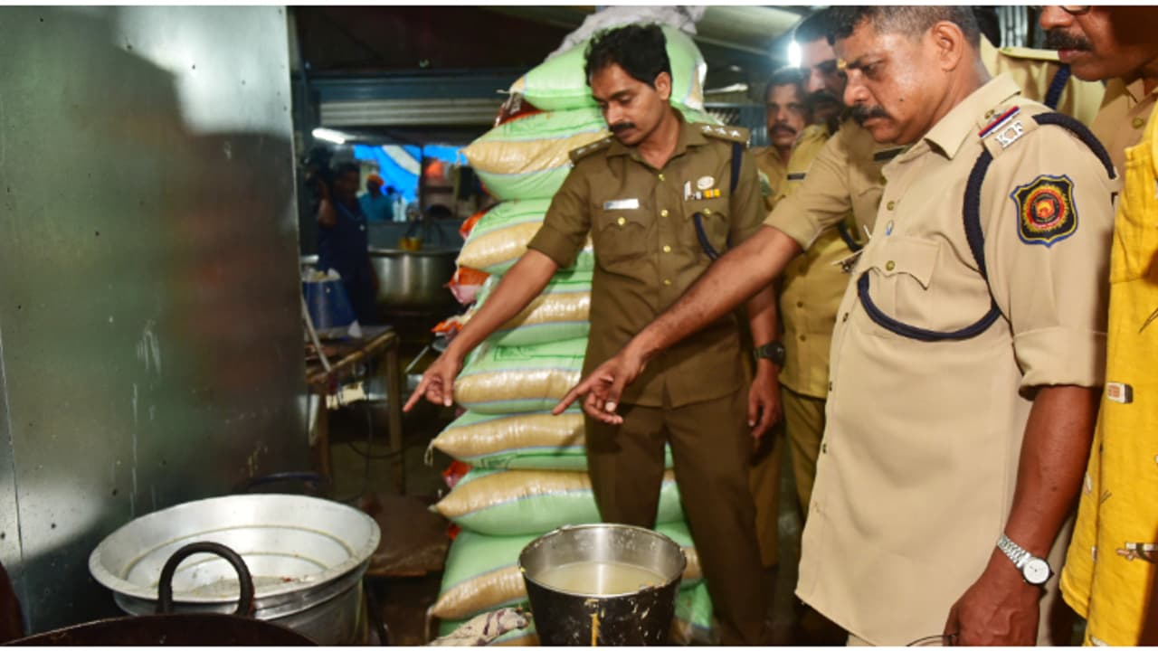 ഗ്യാസ് സിലണ്ടറുകൾ കൃത്യമായി ഉപയോഗിക്കാത്ത ഹോട്ടലുകൾക്ക് നോട്ടീസ്; സന്നിധാനത്തും പരിസരത്തും വ്യാപക പരിശോധന ഗ്യാസ് സിലണ്ടറുകൾ കൃത്യമായി ഉപയോഗിക്കാത്ത ഹോട്ടലുകൾക്ക് നോട്ടീസ്; സന്നിധാനത്തും പരിസരത്തും വ്യാപക പരിശോധന