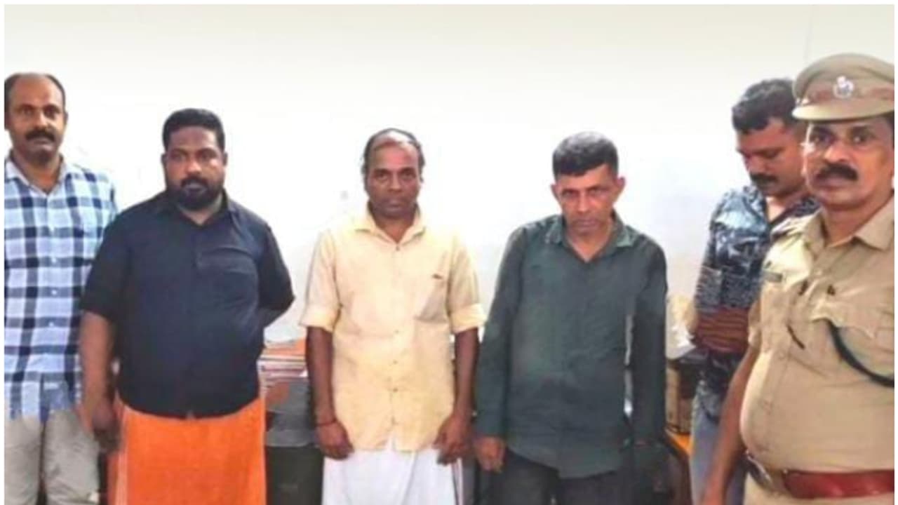 തൃശൂരിലെ സഹകരണ ബാങ്കിൽ 18 തവണ എത്തി, പണയം വച്ചതെല്ലാം മുക്കുപണ്ടം, കൈക്കലാക്കിയത് 14 ലക്ഷം രൂപ; ഒടുവിൽ പിടിയിൽ തൃശൂരിലെ സഹകരണ ബാങ്കിൽ 18 തവണ എത്തി, പണയം വച്ചതെല്ലാം മുക്കുപണ്ടം, കൈക്കലാക്കിയത് 14 ലക്ഷം രൂപ; ഒടുവിൽ പിടിയിൽ