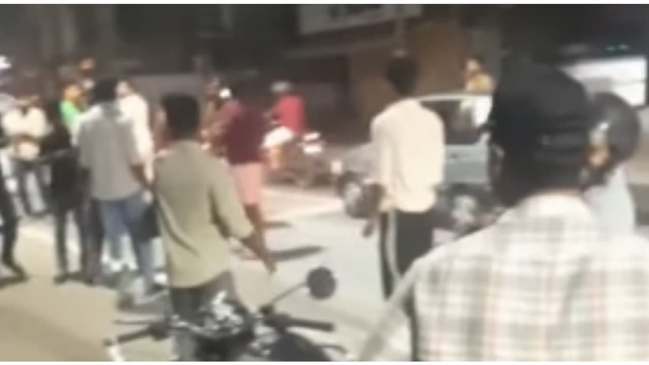 ബൈക്കുകളിൽ യുവാക്കളുടെ അഭ്യാസം; വിവാഹ സൽക്കാരം കഴിഞ്ഞ് മടങ്ങിയ വരനും സംഘവുമായി കയ്യാങ്കളി ബൈക്കുകളിൽ യുവാക്കളുടെ അഭ്യാസം; വിവാഹ സൽക്കാരം കഴിഞ്ഞ് മടങ്ങിയ വരനും സംഘവുമായി കയ്യാങ്കളി