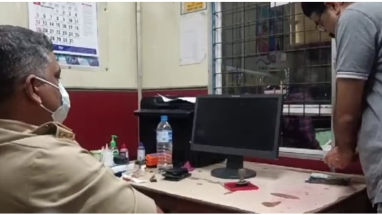 ആള് മാറിയത് അറിഞ്ഞില്ല! ചെക്പോസ്റ്റിൽ വണ്ടി നിർത്തി ഡ്രൈവർ വരുന്നു, പൊതി കൈമാറുന്നു; പെട്ടത് 13 ഉദ്യോഗസ്ഥർ 