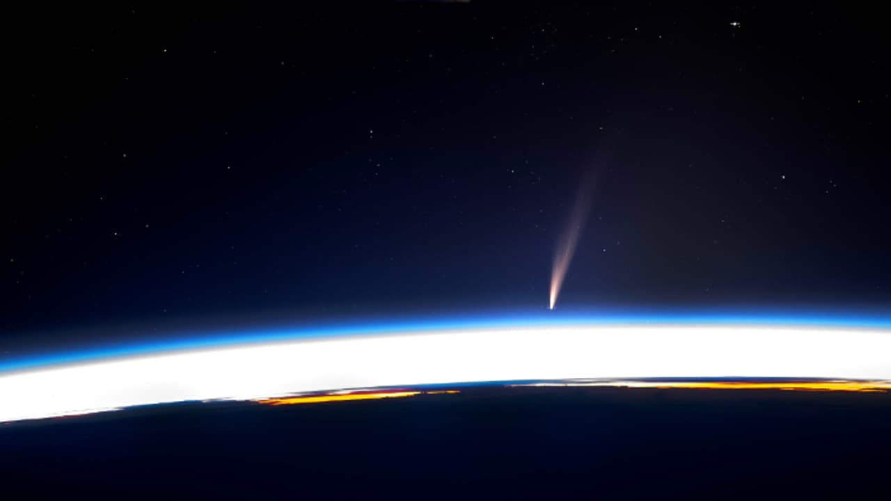 എന്താ ചേല്! ബഹിരാകാശത്ത് നിന്ന് നോക്കുമ്പോള്‍ വാല്‍നക്ഷത്രം ഇങ്ങനെയായിരിക്കും; ഫോട്ടോ വൈറല്‍ 