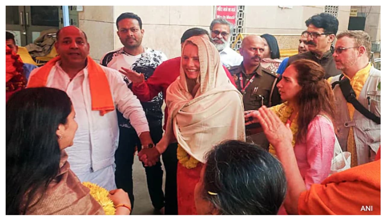 മഹാകുംഭമേളക്ക് അമേരിക്കയിൽ നിന്ന് പറന്നെത്തി സ്റ്റീവ് ജോബ്സിന്റെ ഭാര്യ, കാശി വിശ്വനാഥ ക്ഷേത്രം സന്ദർശിച്ചു