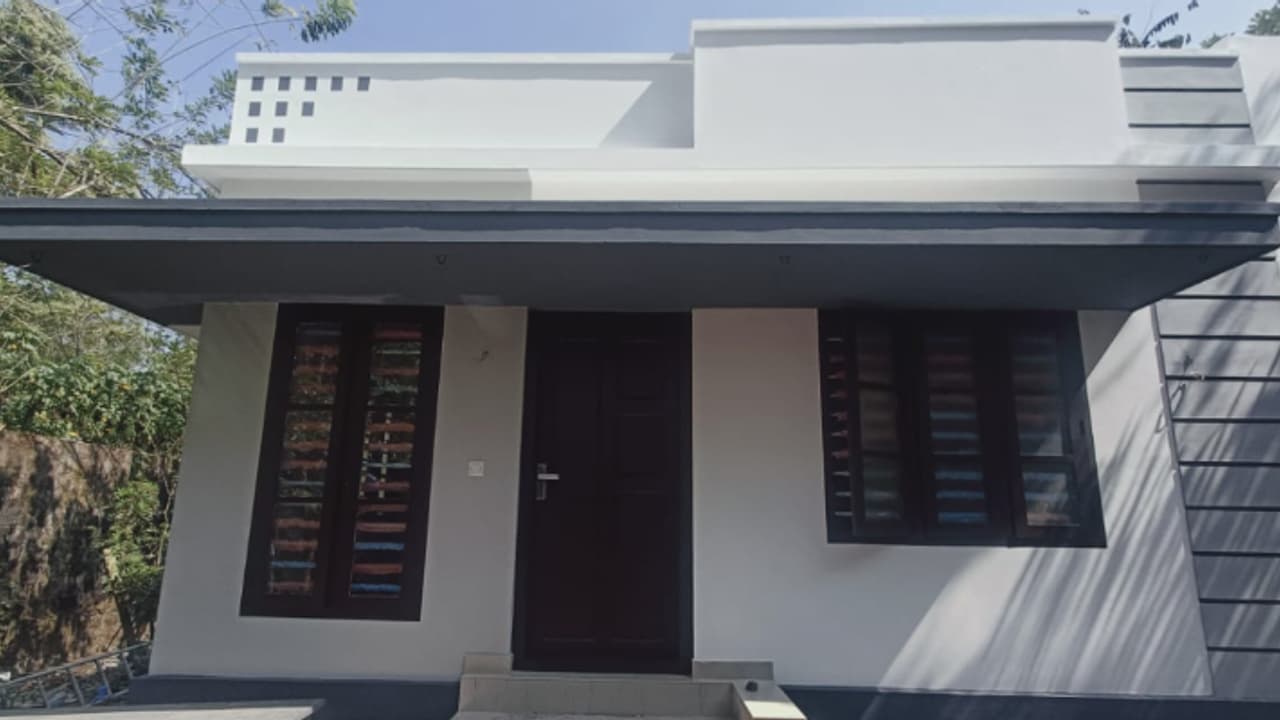 അധ്യാപികയുടേയും പ്രവാസികളുടേയും കരുതൽ, വിദ്യാർത്ഥി സഹോദരങ്ങൾക്ക് ഇനി അടച്ചുറപ്പുള്ള വീട്ടിൽ തലചായ്ക്കാം അധ്യാപികയുടേയും പ്രവാസികളുടേയും കരുതൽ, വിദ്യാർത്ഥി സഹോദരങ്ങൾക്ക് ഇനി അടച്ചുറപ്പുള്ള വീട്ടിൽ തലചായ്ക്കാം