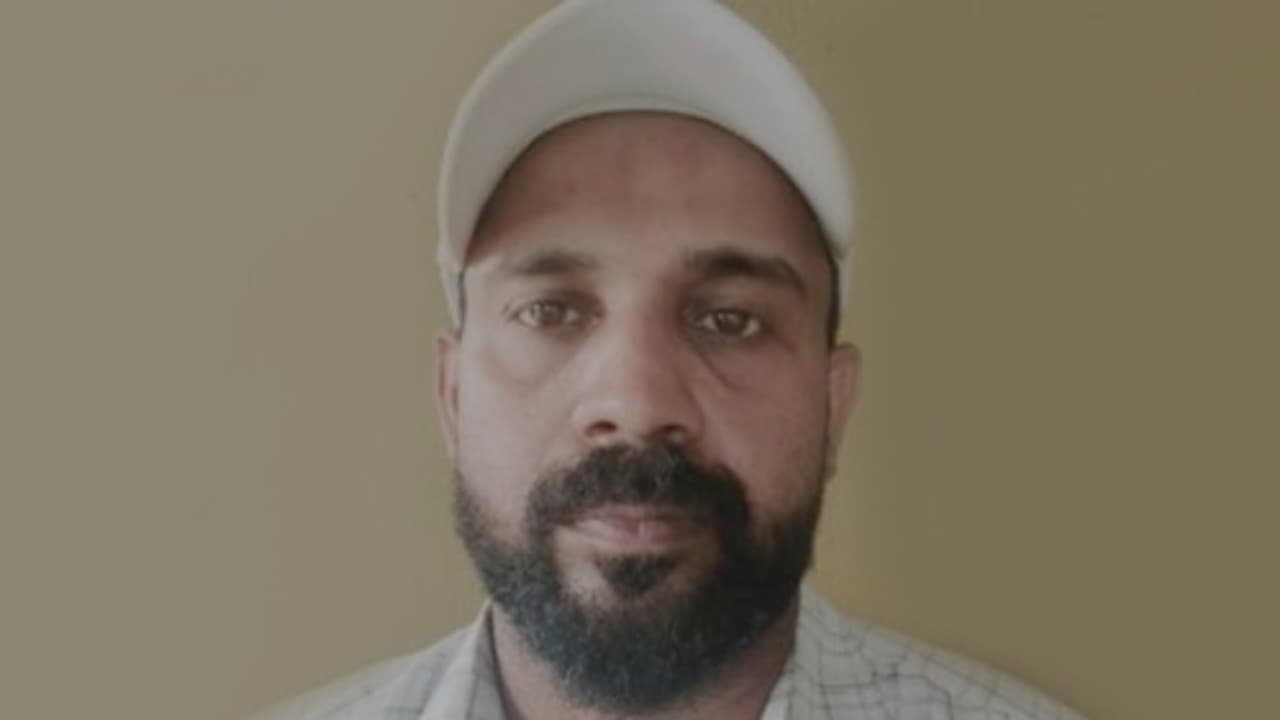 സഹായിക്കാനെന്ന പോലെ സൗഹൃദം നടിച്ചു, നഗ്നചിത്രവും വീഡിയോയും കയ്യിലാക്കി, ഭീഷണിയിൽ പണം തട്ടി, തൃശൂരിൽ അറസ്റ്റ് സഹായിക്കാനെന്ന പോലെ സൗഹൃദം നടിച്ചു, നഗ്നചിത്രവും വീഡിയോയും കയ്യിലാക്കി, ഭീഷണിയിൽ പണം തട്ടി, തൃശൂരിൽ അറസ്റ്റ്