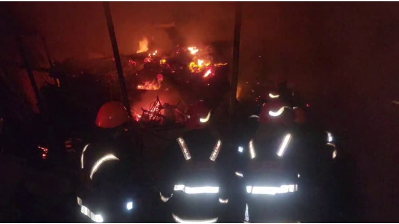 കോഴിക്കോട്ടെ പെരുമണ്ണയിൽ വൻ തീപിടിത്തം, ആക്രി കടയ്ക്ക് തീപിടിച്ചു; തീയണച്ചത് ഏഴ് ഫയർഫോഴ്സ് യൂണിറ്റുകൾ എത്തി കോഴിക്കോട്ടെ പെരുമണ്ണയിൽ വൻ തീപിടിത്തം, ആക്രി കടയ്ക്ക് തീപിടിച്ചു; തീയണച്ചത് ഏഴ് ഫയർഫോഴ്സ് യൂണിറ്റുകൾ എത്തി