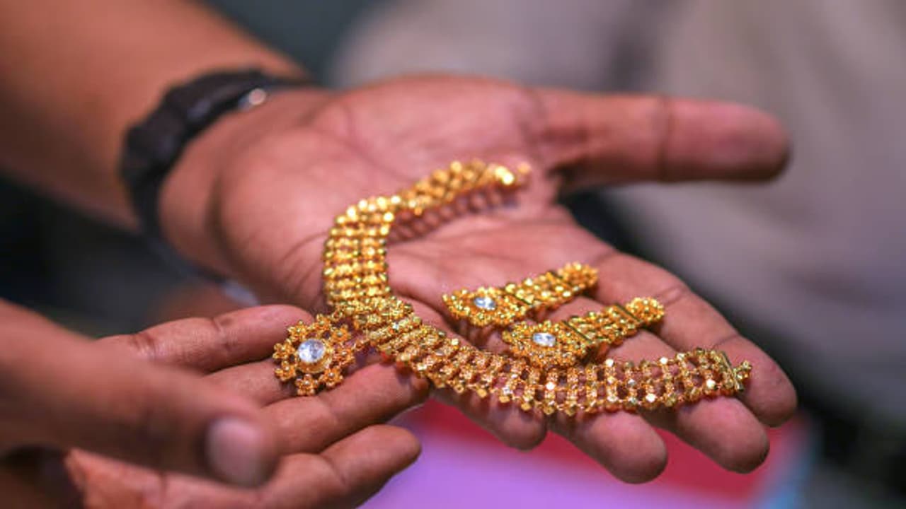 Gold Rate Today: പൊന്ന് തൊട്ടാൽ പൊള്ളും; ചരിത്രത്തിലെ ഏറ്റവും വലിയ വിലയിലേക്ക്, ആശങ്കയിൽ ഉപഭോക്താക്കൾ Gold Rate Today: പൊന്ന് തൊട്ടാൽ പൊള്ളും; ചരിത്രത്തിലെ ഏറ്റവും വലിയ വിലയിലേക്ക്, ആശങ്കയിൽ ഉപഭോക്താക്കൾ