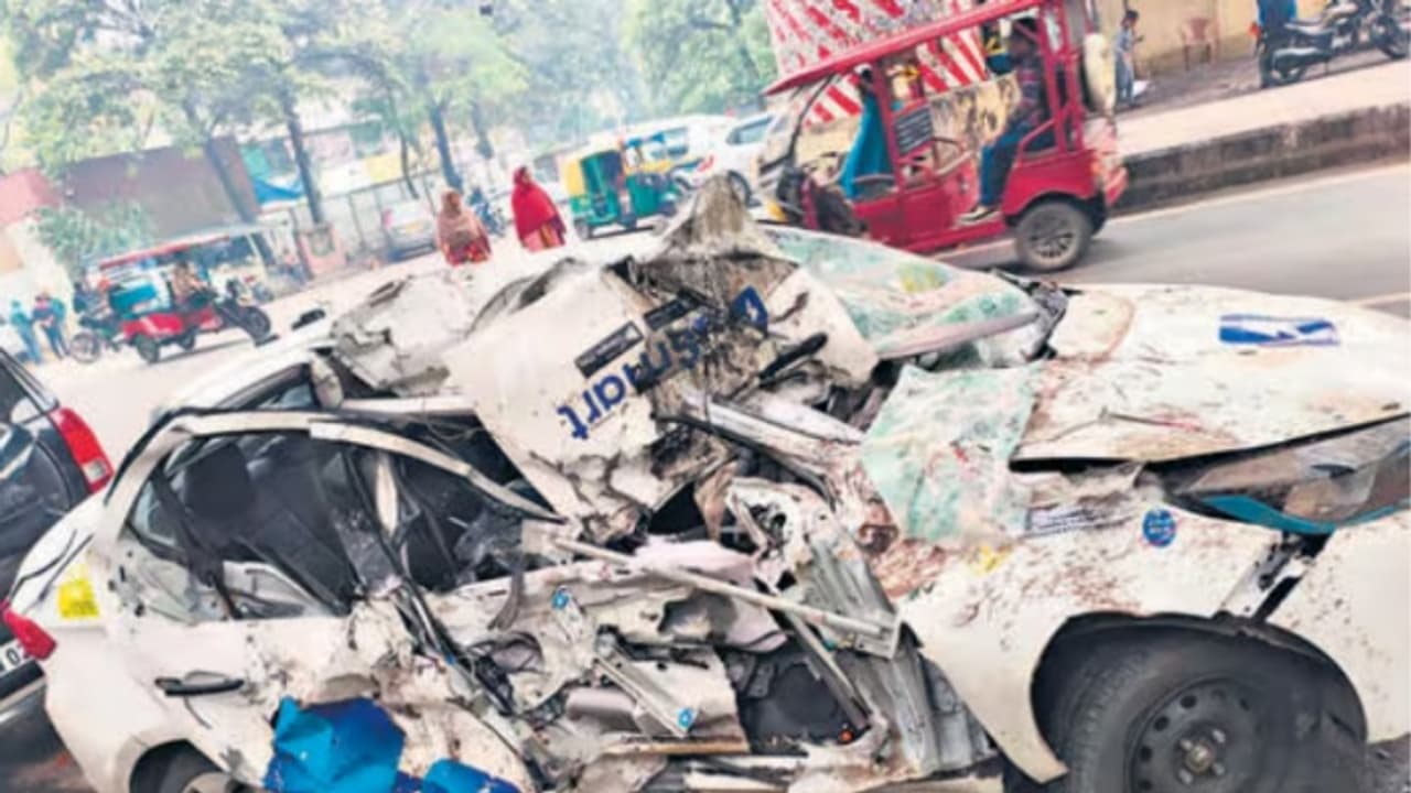 ഡിവൈഡർ മറികടന്ന കാർ എതിർവശത്തെ വാഹനങ്ങളിലേക്ക് പാഞ്ഞുകയറി 2 വാഹനങ്ങളിൽ ഇടിച്ചു; 2 പേർക്ക് ദാരുണാന്ത്യം