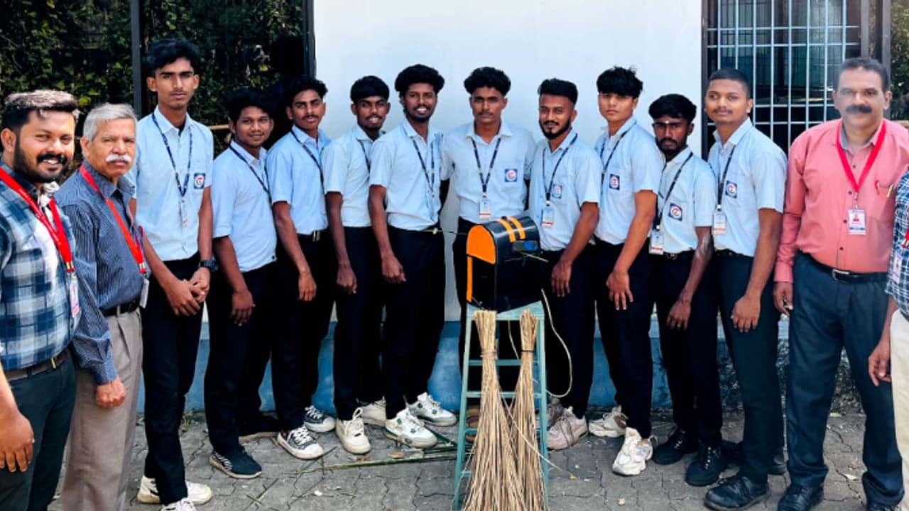 നിമിഷങ്ങൾക്കുള്ളിൽ ചൂൽ തയ്യാർ, തെങ്ങോലയിൽ നിന്ന് ഈർക്കിൽ വേർതിരിക്കുന്ന യന്ത്രവുമായി ഐടിഐ വിദ്യാർത്ഥികൾ 