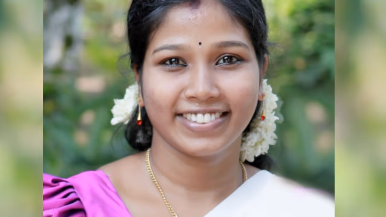 കൊല്ലത്ത് യുവതിയെ വീട്ടില്‍ മരിച്ച നിലയിൽ കണ്ടെത്തി; ഭർത്താവ് പൊലീസിൻ്റെ നിരീക്ഷണത്തിൽ