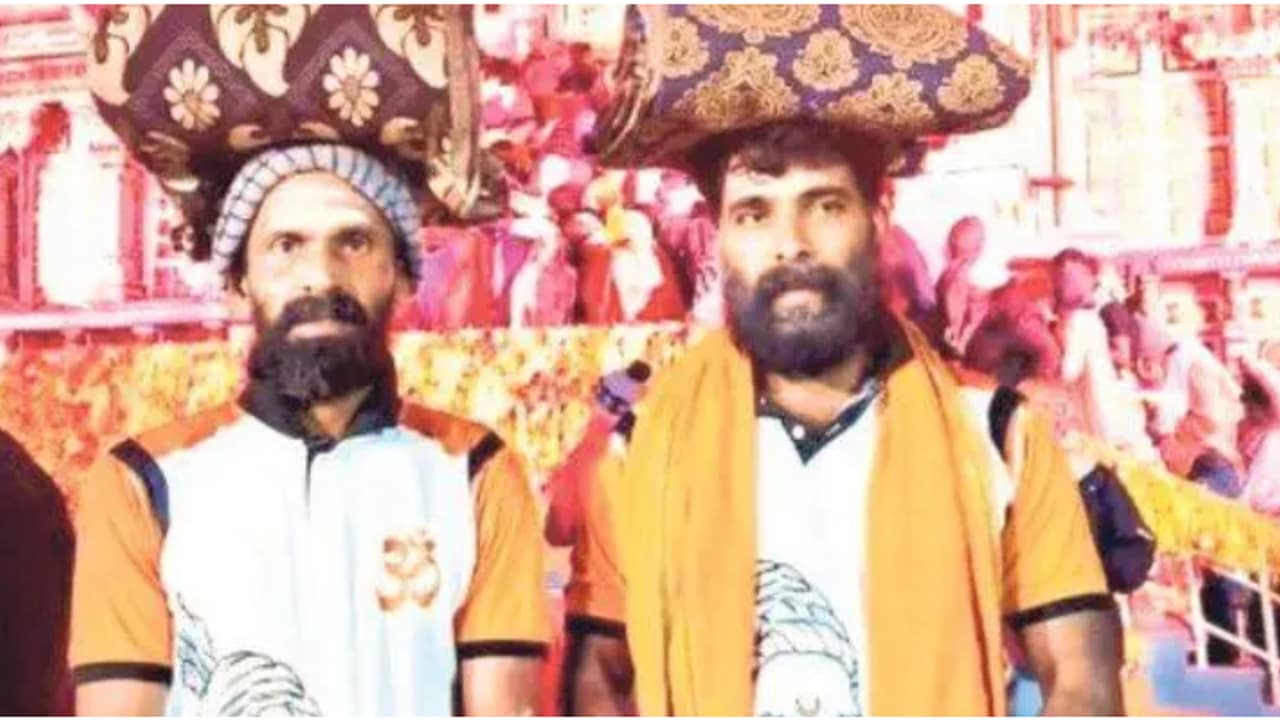 223 ദിവസം, 8000 കിലോമീറ്റർ കാൽനടയായി സന്നിധാനത്തെത്തി രണ്ട് കാസർകോട്ടുകാർ; ലക്ഷ്യം ലോകസമാധാനം 223 ദിവസം, 8000 കിലോമീറ്റർ കാൽനടയായി സന്നിധാനത്തെത്തി രണ്ട് കാസർകോട്ടുകാർ; ലക്ഷ്യം ലോകസമാധാനം