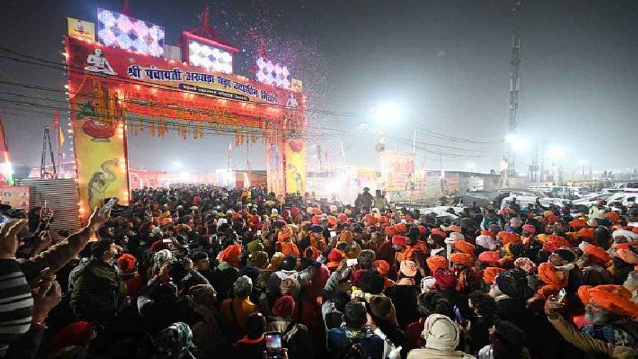 മഹാ കുംഭമേളയിലെ സവിശേഷ ദിനം, മകര സംക്രാന്തി! ഇന്ന് മൂന്ന് കോടി പേർ പുണ്യസ്നാനത്തിന് എത്തിയേക്കുമെന്ന് പ്രതീക്ഷ മഹാ കുംഭമേളയിലെ സവിശേഷ ദിനം, മകര സംക്രാന്തി! ഇന്ന് മൂന്ന് കോടി പേർ പുണ്യസ്നാനത്തിന് എത്തിയേക്കുമെന്ന് പ്രതീക്ഷ
