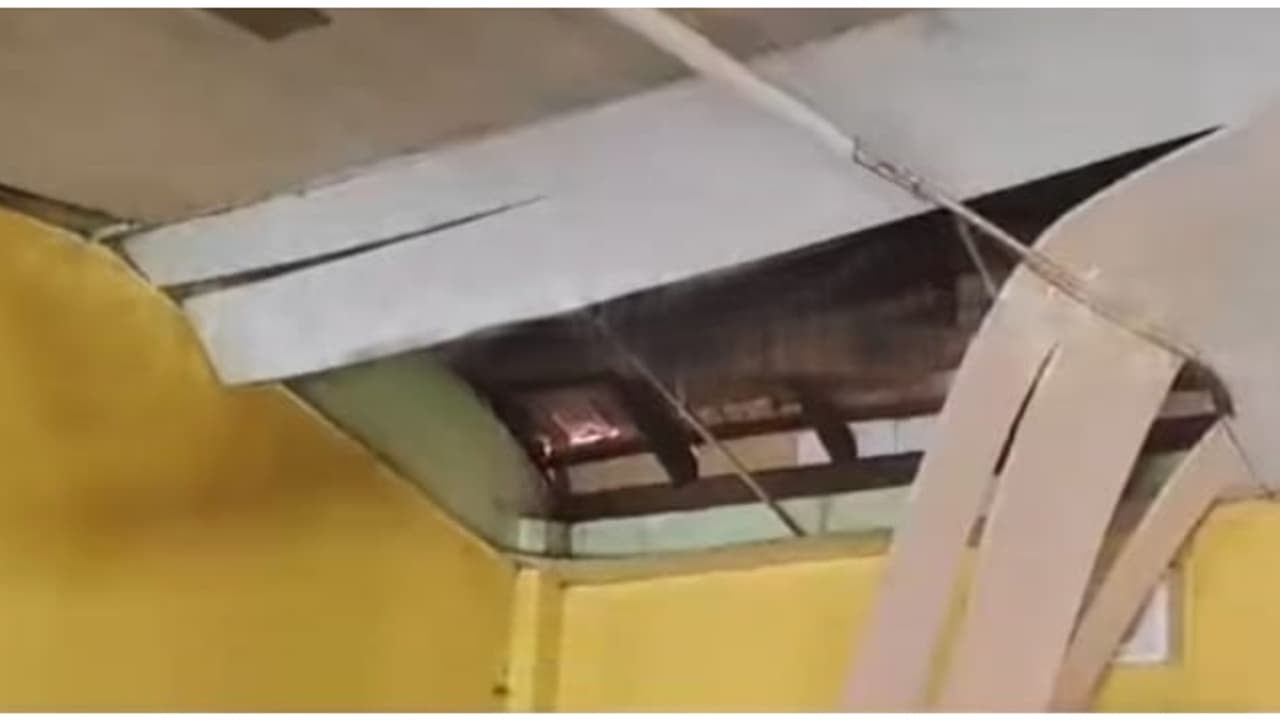 സ്കൂൾ കെട്ടിടത്തിന് 80 വർഷം പഴക്കം, ക്ലാസ് മുറിയിലേയ്ക്ക് സീലിംഗ് ഇളകി വീണു; ഒഴിവായത് വൻ ദുരന്തം സ്കൂൾ കെട്ടിടത്തിന് 80 വർഷം പഴക്കം, ക്ലാസ് മുറിയിലേയ്ക്ക് സീലിംഗ് ഇളകി വീണു; ഒഴിവായത് വൻ ദുരന്തം